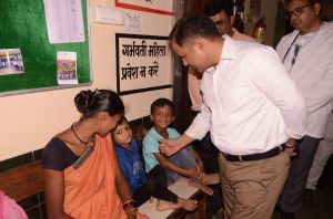 ...जब अस्पताल में कलेक्टर डाॅ. गौरव से नन्हे गौरव की हुई मुलाकात ...जब अस्पताल में कलेक्टर डाॅ. गौरव से नन्हे गौरव की हुई मुलाकात
