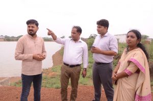  विधायक अनुज शर्मा व कलेक्टर डाॅ. गौरव सिंह ने ग्राम बरबंदा के तालाब का किया अवलोकन