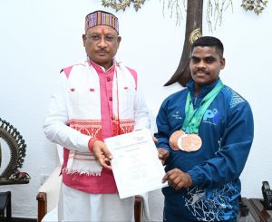  मुख्यमंत्री से एशियन मेन्स इक्विप्ड पावरलिफ्टिंग चैंपियनशिप के पदक विजेता खिलाड़ी  जे. भागवत राव ने की सौजन्य मुलाकात