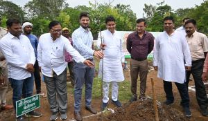 राजस्व मंत्री ने पेड़ लगाकर &lsquo;&lsquo;एक पेड़ अपनी मां के नाम अभियान&lsquo;&lsquo; की शुरुआत