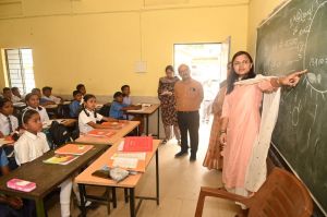 स्कूल निरीक्षण पर पहुंचीं कलेक्टर,  दिखी टीचर की भूमिका में, विद्यार्थियों से पूछे सवाल