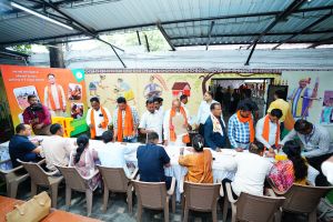  ओलावृष्टि से धान की फसल को हुए नुकसान की क्षतिपूर्ति दिलाने का आग्रह लेकर किसान पहुंचे जनदर्शन में