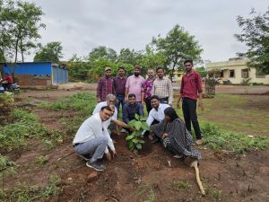 "एक पेड़ मां के नाम" अभियान के तहत अनिविभाग तिल्दा-नेवरा राजस्व कार्यालय परिसर में पौधारोपण