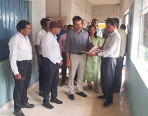  कलेक्टर ने स्वामी आत्मानंद उत्कृष्ट हिन्दी माध्यम विद्यालय लाटाबोड़ में किया पौधरोपण