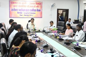  कलेक्टर ने की पंचायत एवं ग्रामीण विकास विभाग के काम-काज की समीक्षा