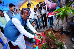  एक पेड़ मां के नाम : मुख्यमंत्री श्री साय ने  माँ के सम्मान में रुद्राक्ष का पौधा रोपा 
