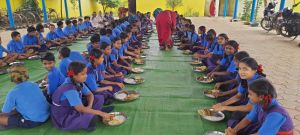   शाला प्रवेशोत्सव में बच्चों को खीर-पुडी खिलाकर लगाए टीके, किया स्वागत