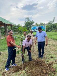   जंगल सफारी नया रायपुर में पीसीसीफ वन्यप्राणी ने एक पेड़ माँ के नाम अभियान  अंतर्गत  किया पौधारोपण 