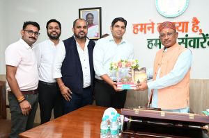 मुख्यमंत्री श्री साय को डॉ पंकज द्विवेदी ने भेंट की अपनी स्वरचित किताब 'द पॉसिबिलिटी'