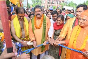   नगर के कल्याण के लिए विधायक महापौर ने जगन्नाथ प्रभु के रथ को खींचे