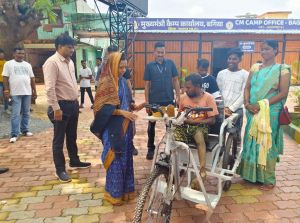  मुख्यमंत्री विष्णुदेव साय के निर्देश पर दिव्यांग को मिला बैटरी चलित ट्राई सायकल