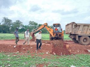 शांति नगर इंदु आई.टी. स्कूल के पीछे अवैध प्लाटिंग पर की गई कार्यवाही शांति नगर इंदु आई.टी. स्कूल के पीछे अवैध प्लाटिंग पर की गई कार्यवाही