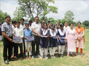 निर्धन छात्र निधि से बच्चों को निःशुल्क गणवेश वितरित