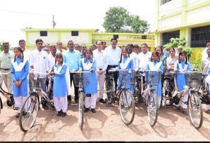  कलेक्टर ने शासकीय उच्चतर माध्यमिक शाला धामनसरा का किया निरीक्षण