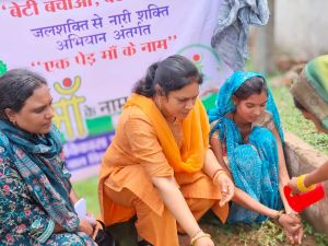 एक पेड़ मां के नाम अभियान में आंगनबाड़ी केंद्र में पौधरोपण