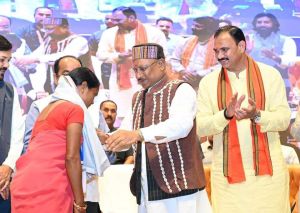 मुख्यमंत्री के हाथों सम्मानित हुईं बगिया की मितानिन दीदी माधुरी पैकरा मुख्यमंत्री के हाथों सम्मानित हुईं बगिया की मितानिन दीदी माधुरी पैकरा