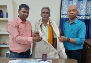 पद्मश्री से सम्मानित जागेश्वर यादव का टीआरआई बिलासपुर में किया गया सम्मान पद्मश्री से सम्मानित जागेश्वर यादव का टीआरआई बिलासपुर में किया गया सम्मान