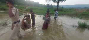 संवेदनशील पुलिसिंग:पुलिस के जवान ने पेश की मानवता की मिसाल संवेदनशील पुलिसिंग:पुलिस के जवान ने पेश की मानवता की मिसाल