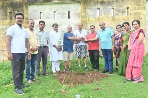 भिलाई में ऑक्सीजोन के सदस्यों ने एक पेड़ मां के नाम अभियान के अंतर्गत वृक्षारोपण किया भिलाई में ऑक्सीजोन के सदस्यों ने एक पेड़ मां के नाम अभियान के अंतर्गत वृक्षारोपण किया