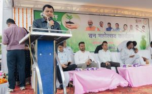 हर नागरिक एक पेड़ मां के नाम अवश्य लगाएं: मंत्री श्री देवांगन हर नागरिक एक पेड़ मां के नाम अवश्य लगाएं: मंत्री श्री देवांगन