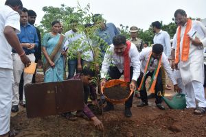 उप मुख्यमंत्री विजय शर्मा ने किया कलेक्टोरेट परिसर में वृक्षारोपण उप मुख्यमंत्री विजय शर्मा ने किया कलेक्टोरेट परिसर में वृक्षारोपण
