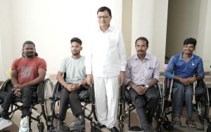 मंत्री लखन लाल देवांगन ने दिव्यांग खिलाड़ियों को व्हील चेयर किया वितरित मंत्री लखन लाल देवांगन ने दिव्यांग खिलाड़ियों को व्हील चेयर किया वितरित
