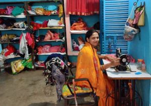 सुमन ने धागों से रफू कर दी गरीबी सुमन ने धागों से रफू कर दी गरीबी