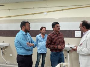   मलेरिया व डायरिया पीड़ित मरीजों को देखने सिम्स और जिला अस्पताल पहुंचे कलेक्टर