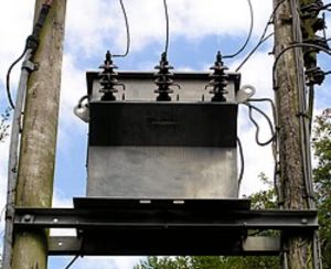  नया ट्रांसफार्मर लगने से जगमगाया रमेशपुर. ग्रामीणों में छाई खुशी की लहर