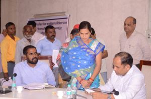 कलेक्टर डाॅ. गौरव सिंह ने जनदर्शन में सुनी समस्याएं कलेक्टर डाॅ. गौरव सिंह ने जनदर्शन में सुनी समस्याएं