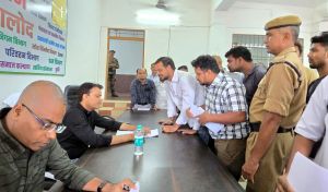 जनदर्शन में कलेक्टर ने सुनी आम लोगों की समस्याएँ जनदर्शन में कलेक्टर ने सुनी आम लोगों की समस्याएँ