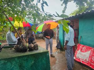कलेक्टर ने बरसते पानी में विभिन्न ग्रामों में दौरा कर विकास कार्यों का लिया जायजा कलेक्टर ने बरसते पानी में विभिन्न ग्रामों में दौरा कर विकास कार्यों का लिया जायजा