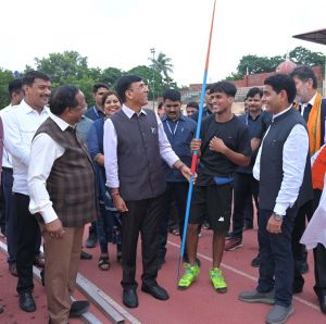  केंद्रीय खेल मंत्री जैवलिन थ्रो खिलाड़ी के प्रतिभा के हुए कायल