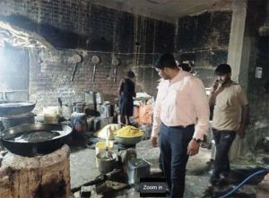 खाद्य सुरक्षा विभाग द्वारा अवैध मिठाई कारखाना में दी गई दबिश