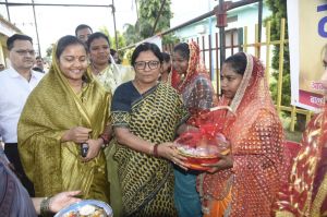  केंद्रीय राज्य मंत्री सावित्री ठाकुर सरगुजा दौरे पर आंगनबाड़ी केंद्रों और सखी वन स्टॉप सेंटर का किया निरीक्षण