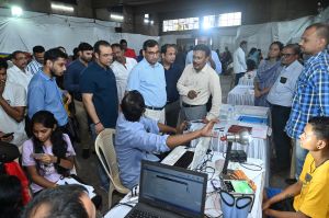 जनसमस्या निवारण पखवाड़ा शिविर में नगरीय प्रशासन सचिव डाॅ. बसवराजू एस. व कलेक्टर डाॅ. गौरव सिंह पहुंचे