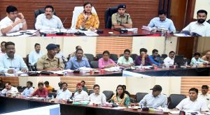 कलेक्टर  ऋचा प्रकाश चौधरी ने की सड़क सुरक्षा की समीक्षा