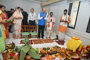  राज्यपाल रमेन डेका कृषि मंत्री नेताम के गृह प्रवेश कार्यक्रम में शामिल हुए