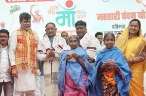 मुख्यमंत्री के हाथों वनाधिकार पत्र का फौती-नामांतरण किसान पुस्तिका पाकर हर्षित हुईं सुनामनी और बुधरी मुख्यमंत्री के हाथों वनाधिकार पत्र का फौती-नामांतरण किसान पुस्तिका पाकर हर्षित हुईं सुनामनी और बुधरी