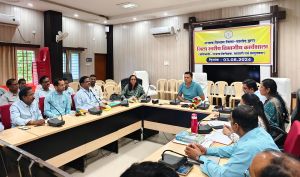 राजस्व विभाग के अधिकारी-कर्मचारी शासन की मंशा के अनुरूप विभागीय कार्यप्रणाली को बेहतर सुनिश्चित करें - कलेक्टर