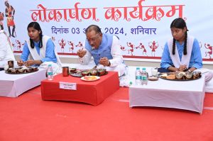 मुख्यमंत्री  विष्णुदेव साय ने छात्राओं के साथ किया भोजन