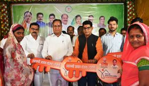  राजस्व मंत्री ने पीएम आवास के हितग्राही को कराया गृह प्रवेश