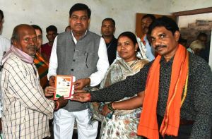  खाद्य मंत्री बघेल ने हितग्रहियों को किया राशनकार्ड का वितरण