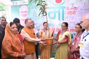 मुख्यमंत्री साय ने महतारी वंदन हितग्राही को सौंपा पौधा