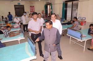 संभागायुक्त कावरे ने किया जिला अस्पताल का औचक निरीक्षण