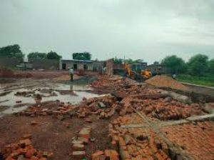 नगोई में नाले पर किए गए अवैध कब्जे पर चला बुलडोजर नगोई में नाले पर किए गए अवैध कब्जे पर चला बुलडोजर