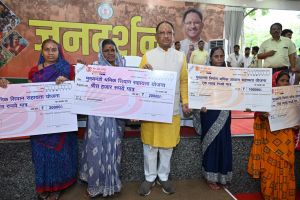 मुख्यमंत्री विष्णु देव साय ने श्रम विभाग के 12 हितग्राहियों को विभिन्न योजनाओं के तहत चेक सौंपे मुख्यमंत्री विष्णु देव साय ने श्रम विभाग के 12 हितग्राहियों को विभिन्न योजनाओं के तहत चेक सौंपे