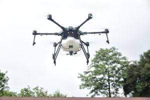 महिलाएं उड़ा रही ड्रोन, किसानों को खेती-किसानी में मिली मदद महिलाएं उड़ा रही ड्रोन, किसानों को खेती-किसानी में मिली मदद