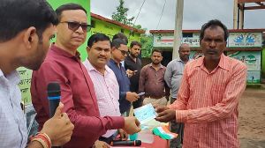 ओला पीड़ित किसानों को 9 लाख का मुआवजा वितरित ओला पीड़ित किसानों को 9 लाख का मुआवजा वितरित