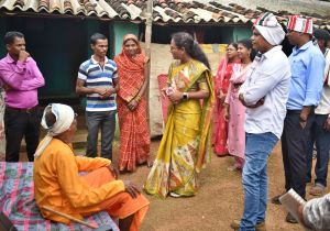  कलेक्टर एवं अधिकारियों ने हुच्चेटोला में ग्रामीणों के घरों में पहुॅचकर उनका हालचाल जाना